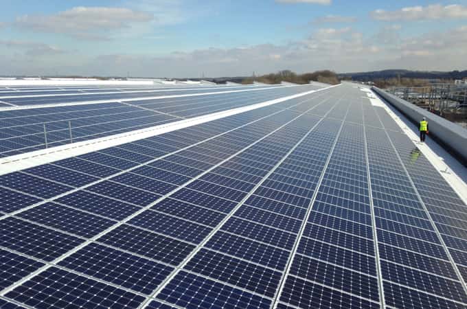 Land Rover installs largest rooftop solar panel array